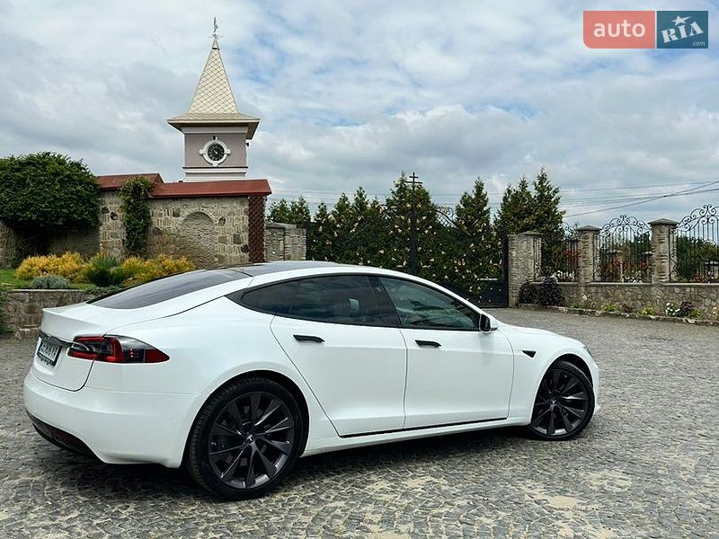 Ліфтбек Tesla Model S 2019 в Чернівцях