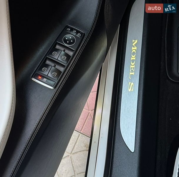 Ліфтбек Tesla Model S 2019 в Чернівцях