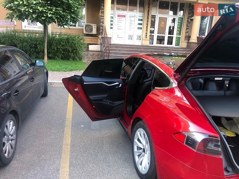 Ліфтбек Tesla Model S 2016 в Києві