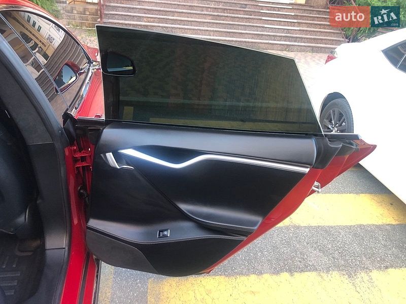 Ліфтбек Tesla Model S 2016 в Києві