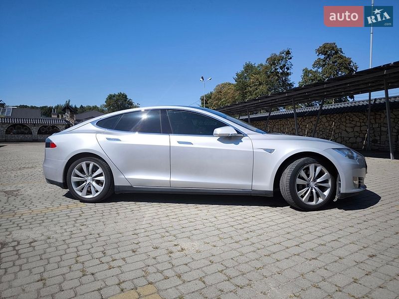 Лифтбек Tesla Model S 2014 в Львове