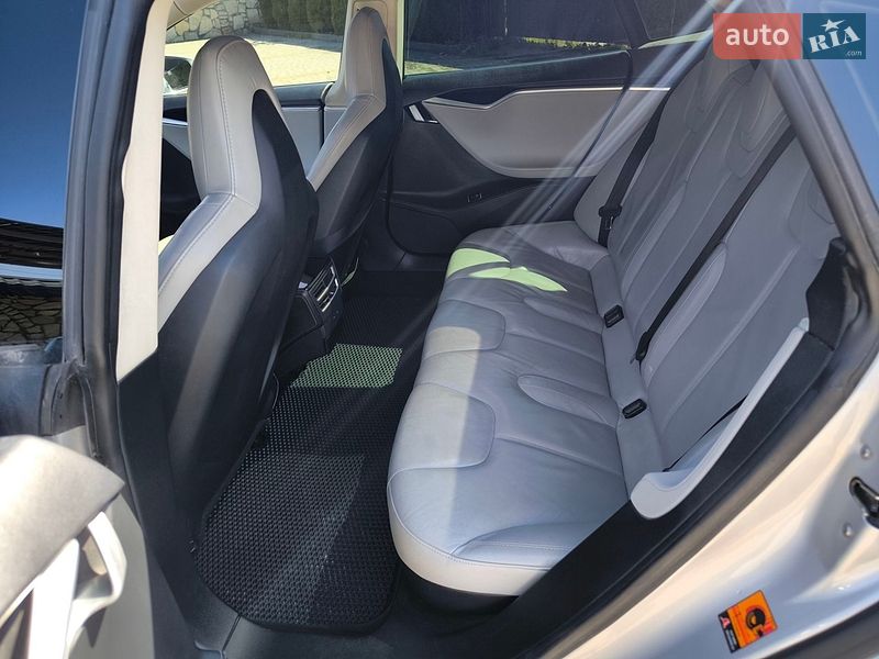 Лифтбек Tesla Model S 2014 в Львове