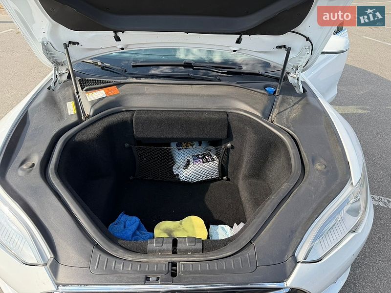 Ліфтбек Tesla Model S 2015 в Києві