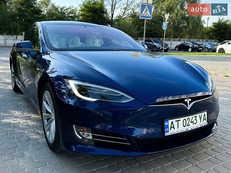 Ліфтбек Tesla Model S 2017 в Івано-Франківську