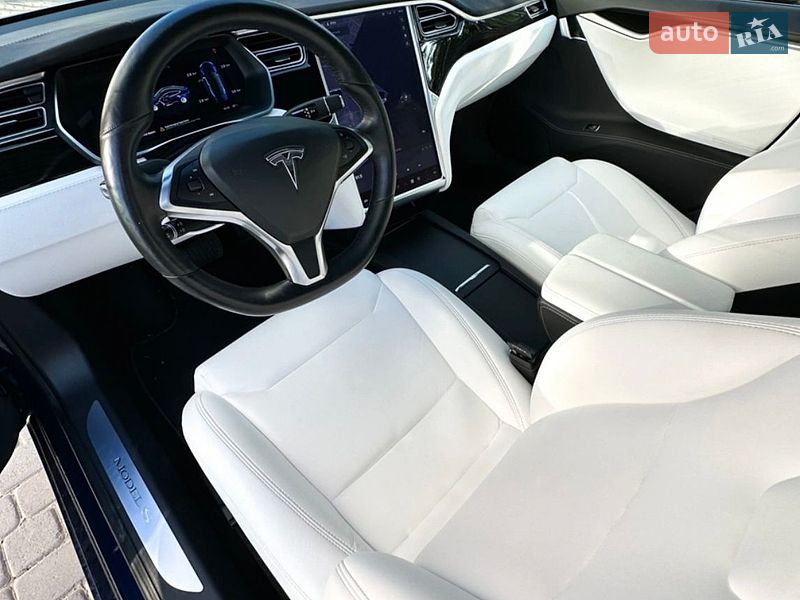 Ліфтбек Tesla Model S 2017 в Івано-Франківську
