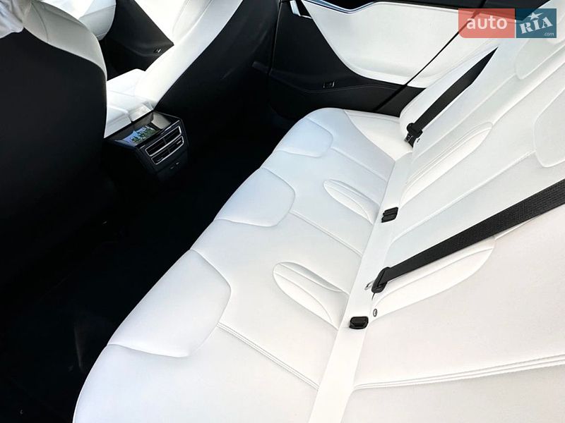 Ліфтбек Tesla Model S 2017 в Івано-Франківську