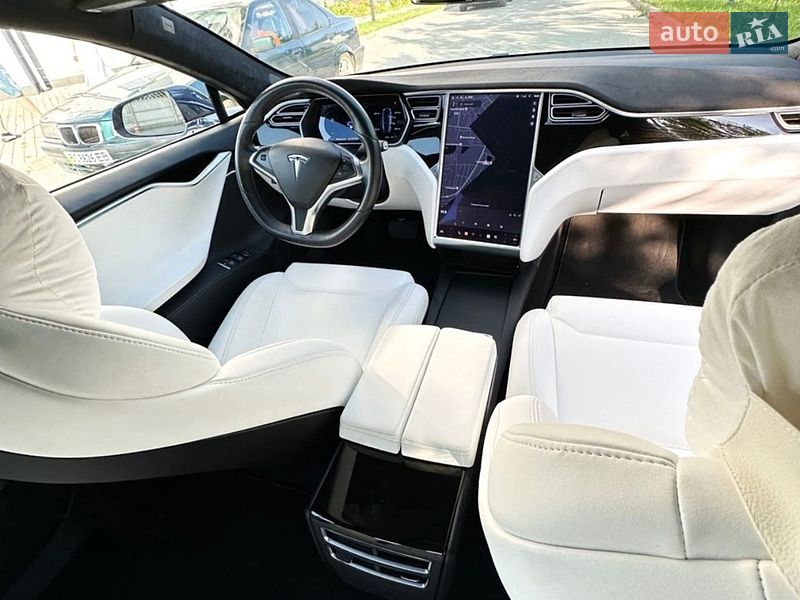 Ліфтбек Tesla Model S 2017 в Івано-Франківську