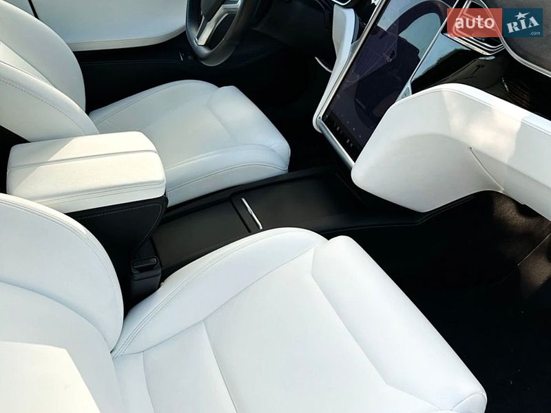 Ліфтбек Tesla Model S 2017 в Івано-Франківську