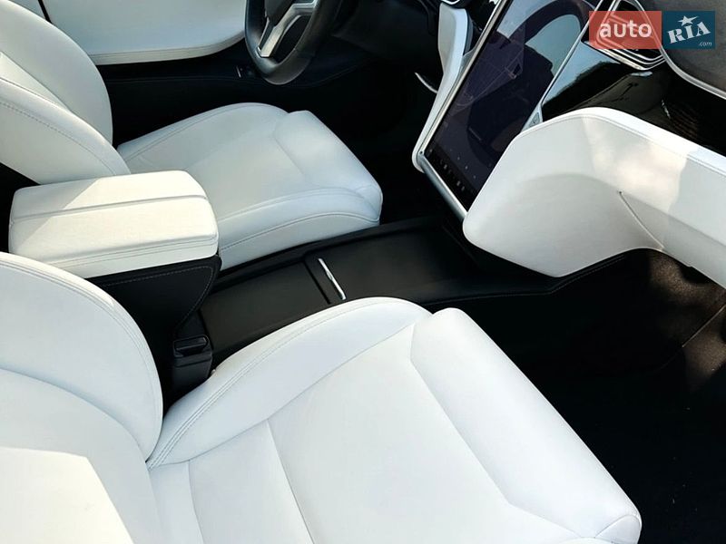 Ліфтбек Tesla Model S 2017 в Івано-Франківську