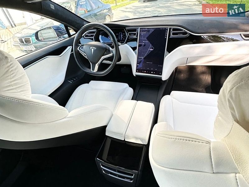 Ліфтбек Tesla Model S 2017 в Івано-Франківську