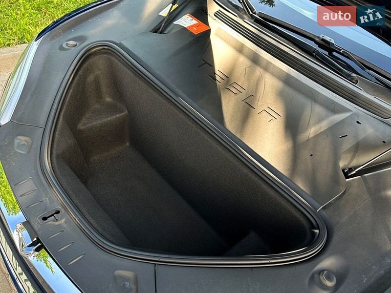 Ліфтбек Tesla Model S 2017 в Івано-Франківську