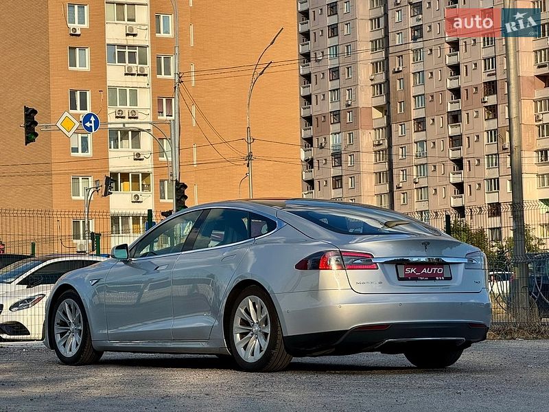 Лифтбек Tesla Model S 2016 в Киеве