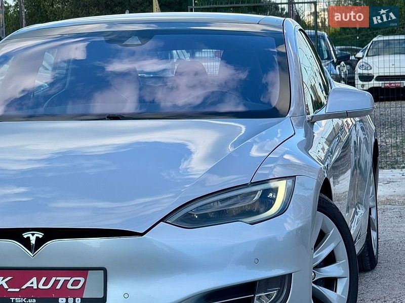 Лифтбек Tesla Model S 2016 в Киеве