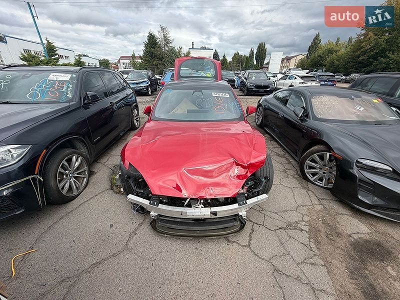 Лифтбек Tesla Model S 2023 в Ровно