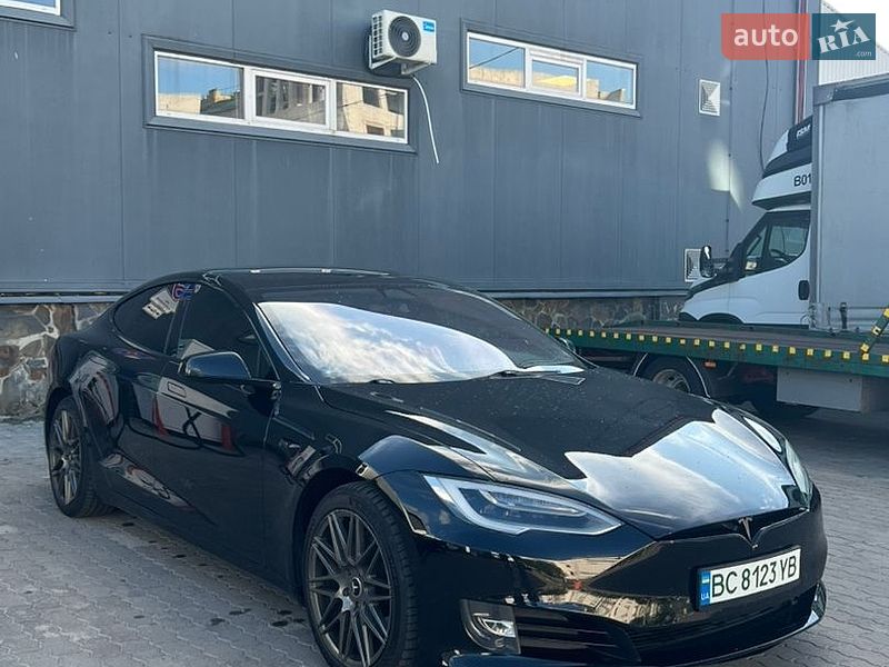 Ліфтбек Tesla Model S 2019 в Львові