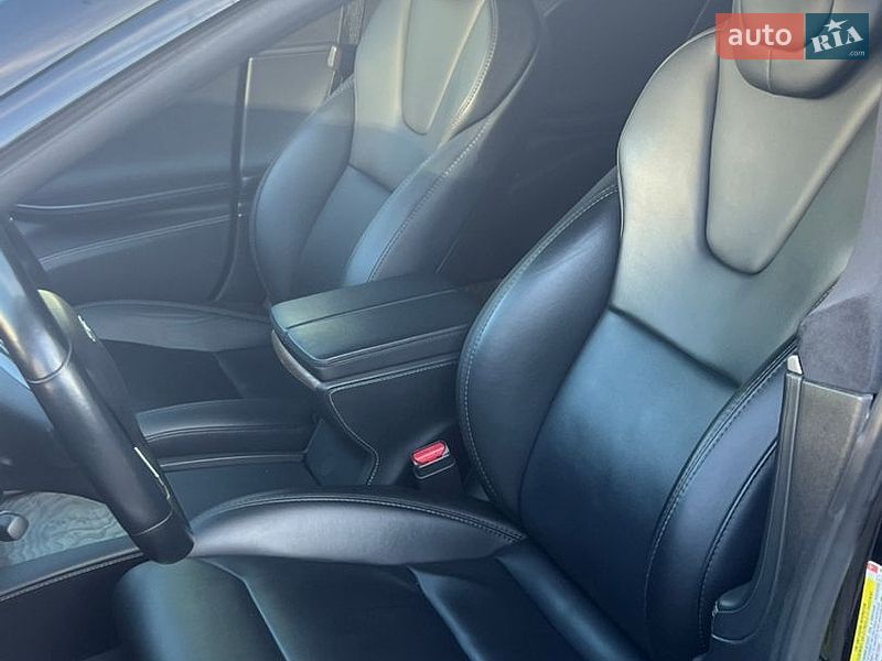 Ліфтбек Tesla Model S 2019 в Львові