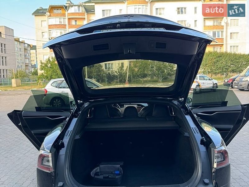 Ліфтбек Tesla Model S 2019 в Львові