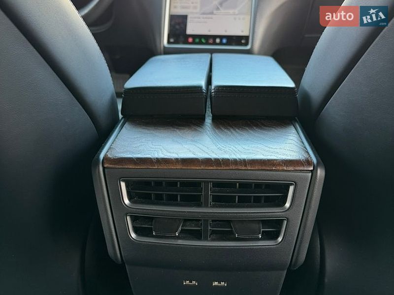 Ліфтбек Tesla Model S 2019 в Львові