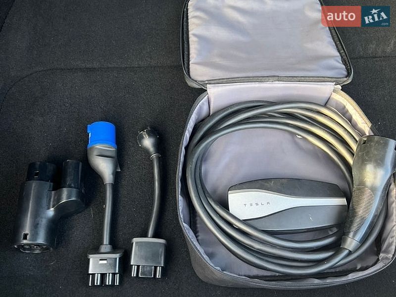 Ліфтбек Tesla Model S 2019 в Львові