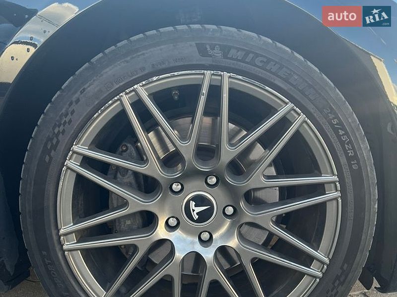 Лифтбек Tesla Model S 2019 в Стрые