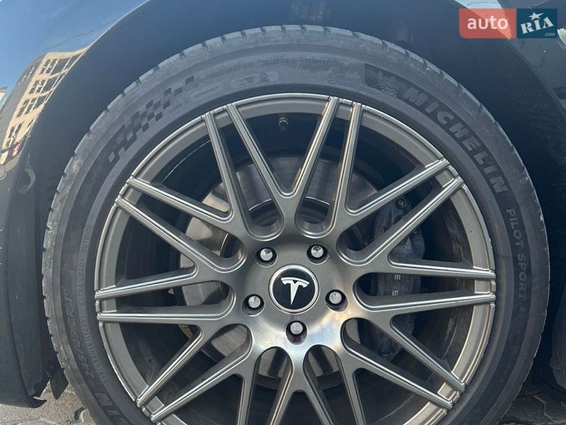 Ліфтбек Tesla Model S 2019 в Львові