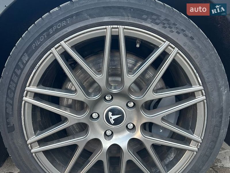 Ліфтбек Tesla Model S 2019 в Львові