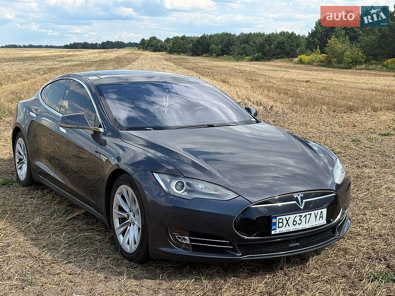 Лифтбек Tesla Model S 2016 в Нетешине