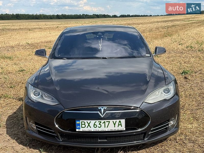 Лифтбек Tesla Model S 2016 в Нетешине