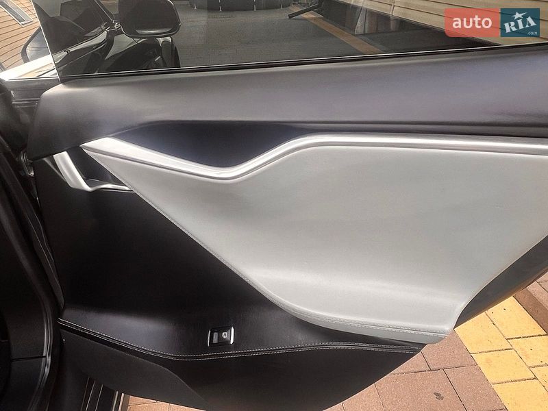 Лифтбек Tesla Model S 2016 в Нетешине