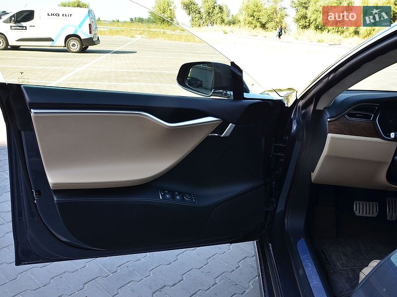 Лифтбек Tesla Model S 2016 в Черкассах