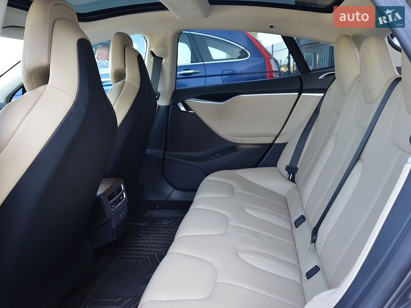 Лифтбек Tesla Model S 2016 в Черкассах