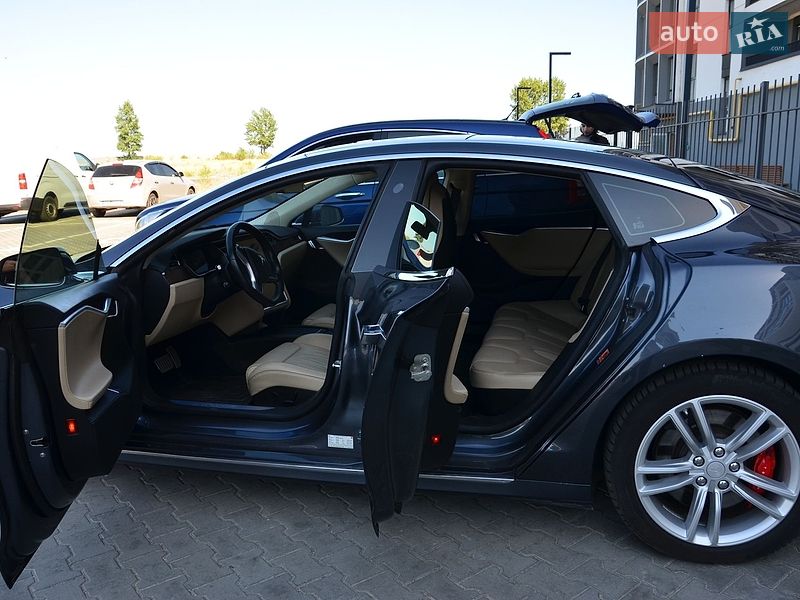 Лифтбек Tesla Model S 2016 в Черкассах