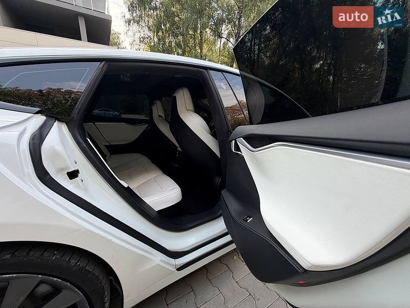 Лифтбек Tesla Model S 2017 в Тернополе
