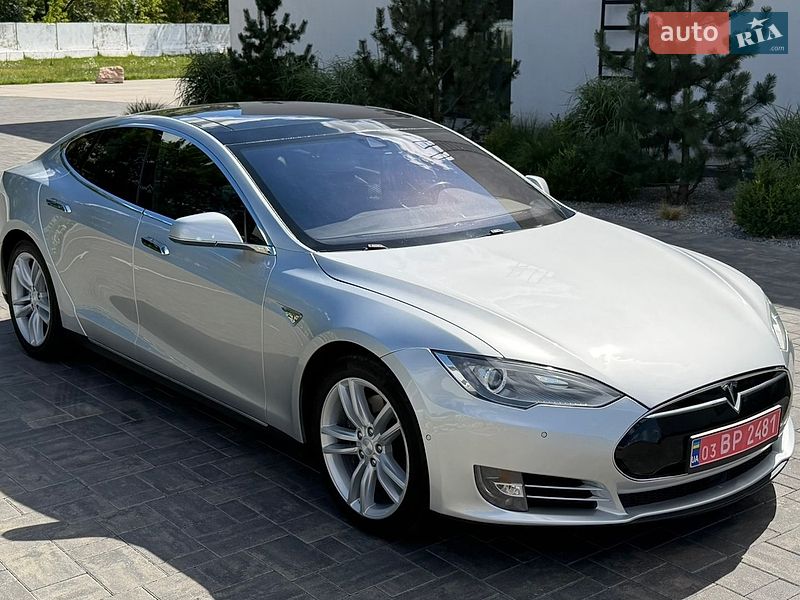 Tesla Model S 2015
