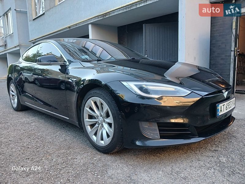 Лифтбек Tesla Model S 2017 в Ивано-Франковске