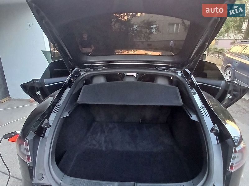Лифтбек Tesla Model S 2017 в Ивано-Франковске