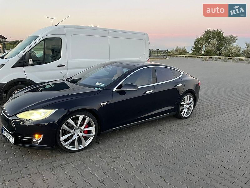 Лифтбек Tesla Model S 2015 в Черновцах