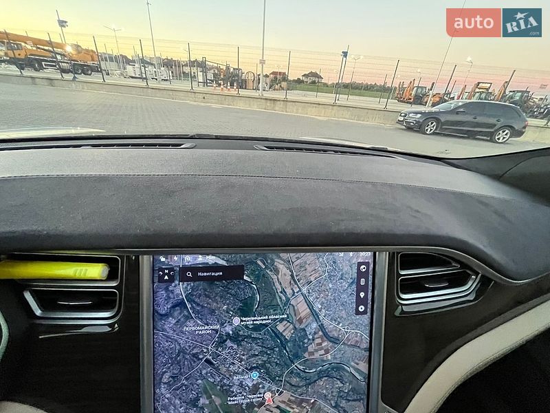 Лифтбек Tesla Model S 2015 в Черновцах