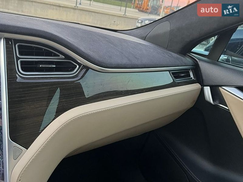 Лифтбек Tesla Model S 2015 в Черновцах