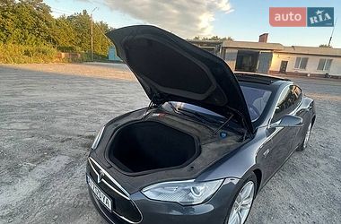 Лифтбек Tesla Model S 2015 в Каменец-Подольском