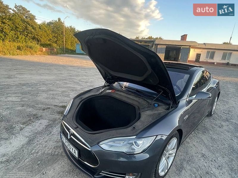 Лифтбек Tesla Model S 2015 в Каменец-Подольском