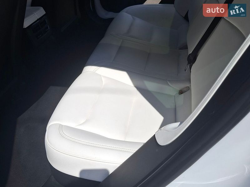 Лифтбек Tesla Model S 2020 в Ровно
