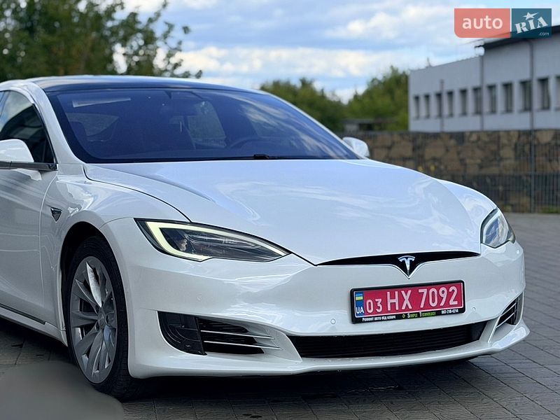 Лифтбек Tesla Model S 2017 в Ровно