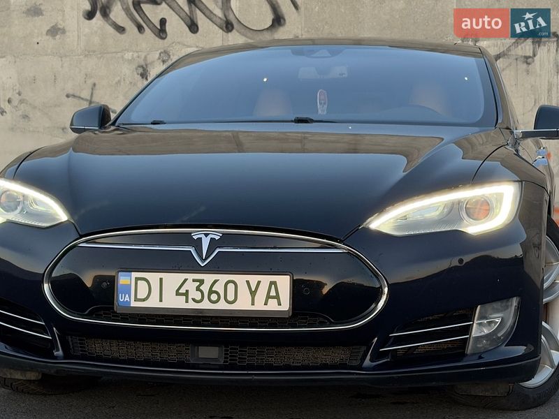 Лифтбек Tesla Model S 2015 в Львове