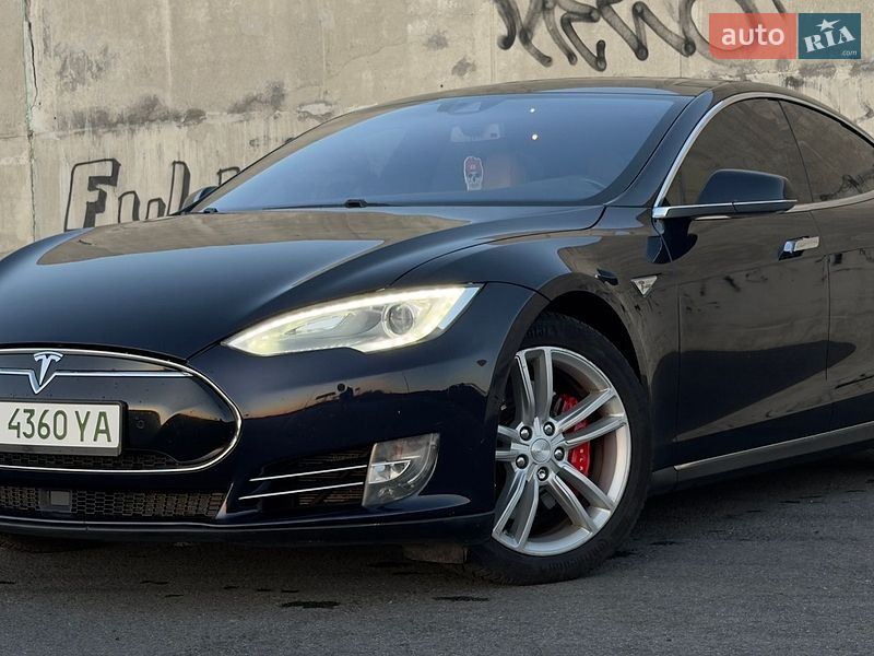 Лифтбек Tesla Model S 2015 в Львове