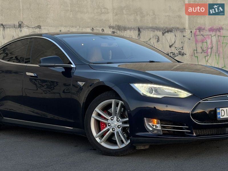 Лифтбек Tesla Model S 2015 в Львове