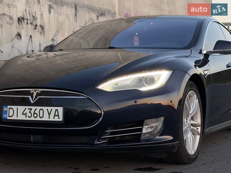Лифтбек Tesla Model S 2015 в Львове