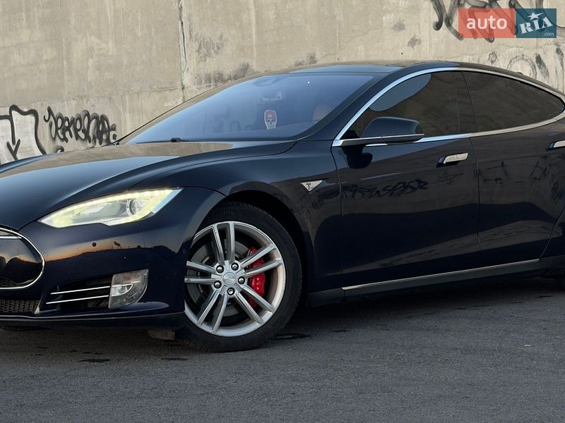 Лифтбек Tesla Model S 2015 в Львове