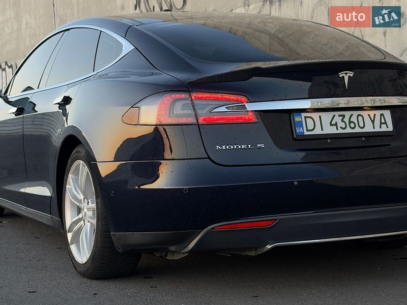 Лифтбек Tesla Model S 2015 в Львове
