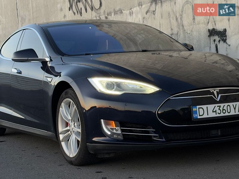 Лифтбек Tesla Model S 2015 в Львове